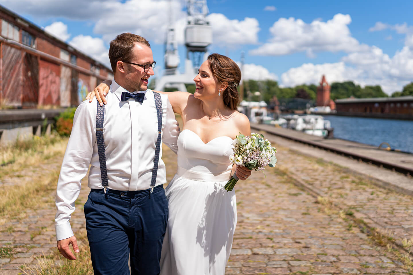 Hochzeitspaar auf dem Weg ins Glück.