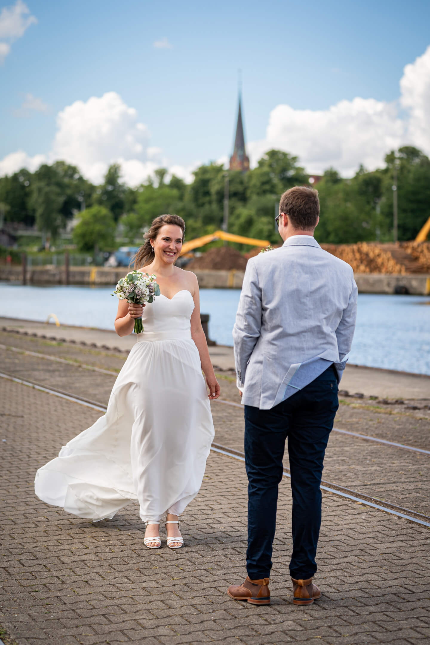 First Look - Das Hochzeitspaar sieht sich zum ersten Mal im Hochzeits-Outfit.