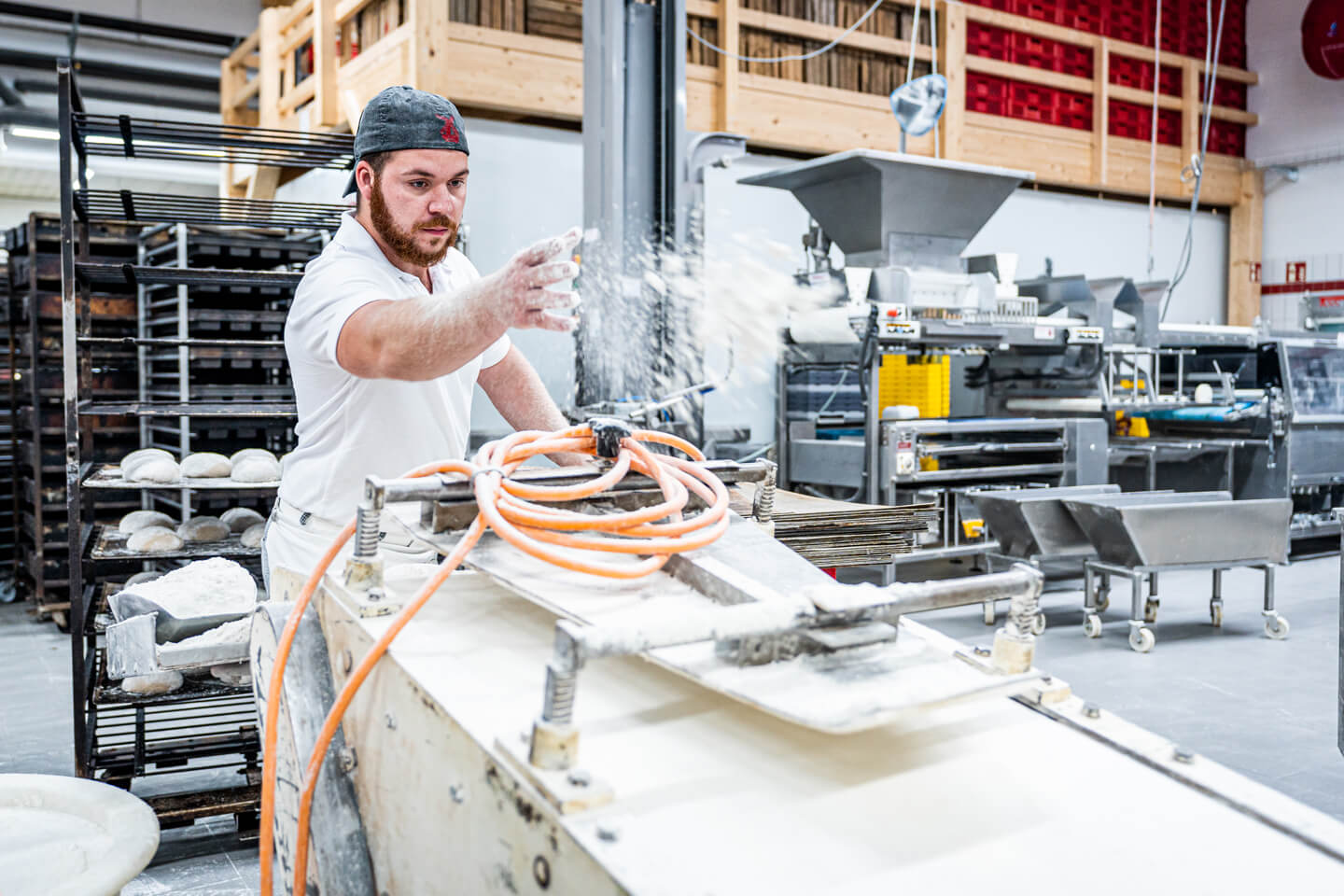 Bäcker stäubt Mehl