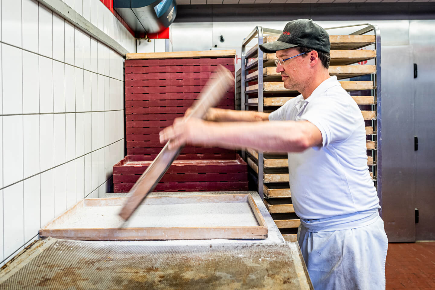 Meinschen bei der Arbeit in der Backstube.