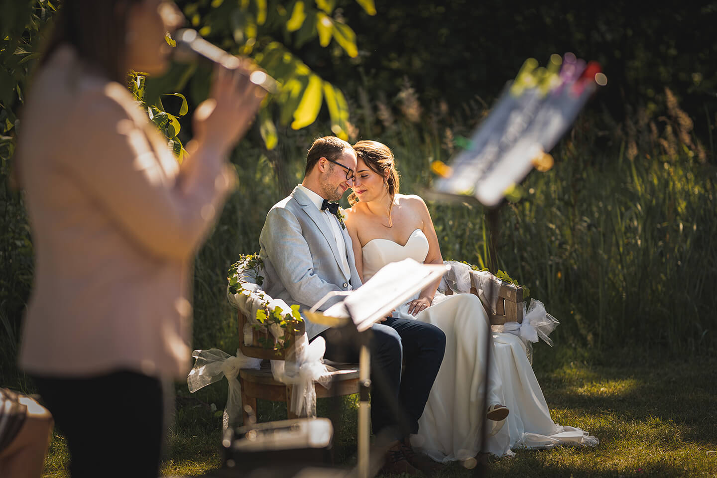 Emotionales Hochzeitsfoto vom Brautpaar bei ihrer freien Trauung in Lübeck.