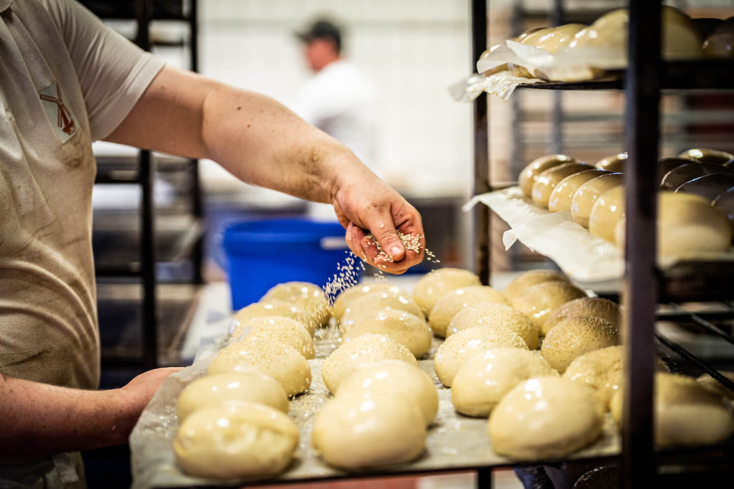 Sesamkörner streuen.