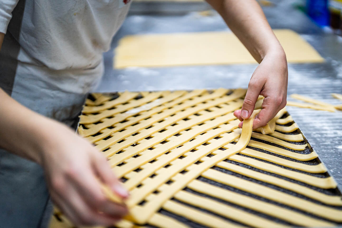 Mit dem Fotoapparat über die Schulter geschaut.