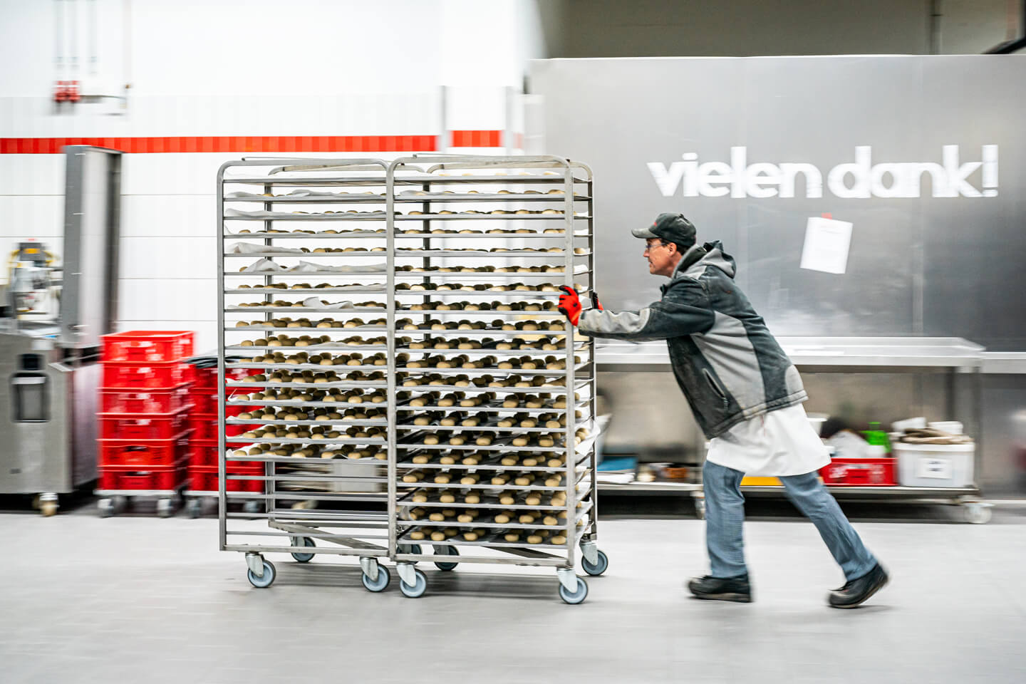 Dynamische Fotos von Menschen bei der Arbeit.