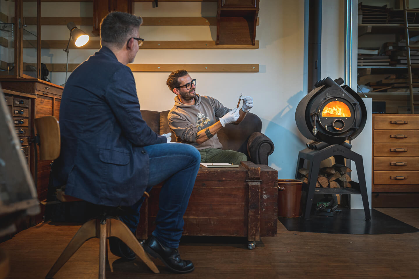 Am Ende der Fotoreportage besprechen Kunde und Frank Pressentin das fertige Schreibgerät am Kamin
