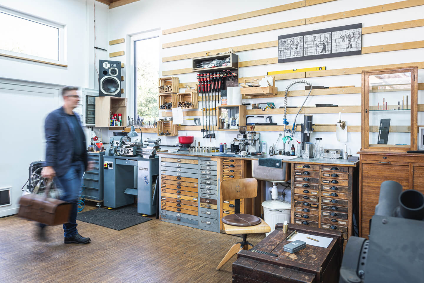 Fotoreportage von Florian Läufer aus Hamburg. Handwerker betritt die Werkstatt.