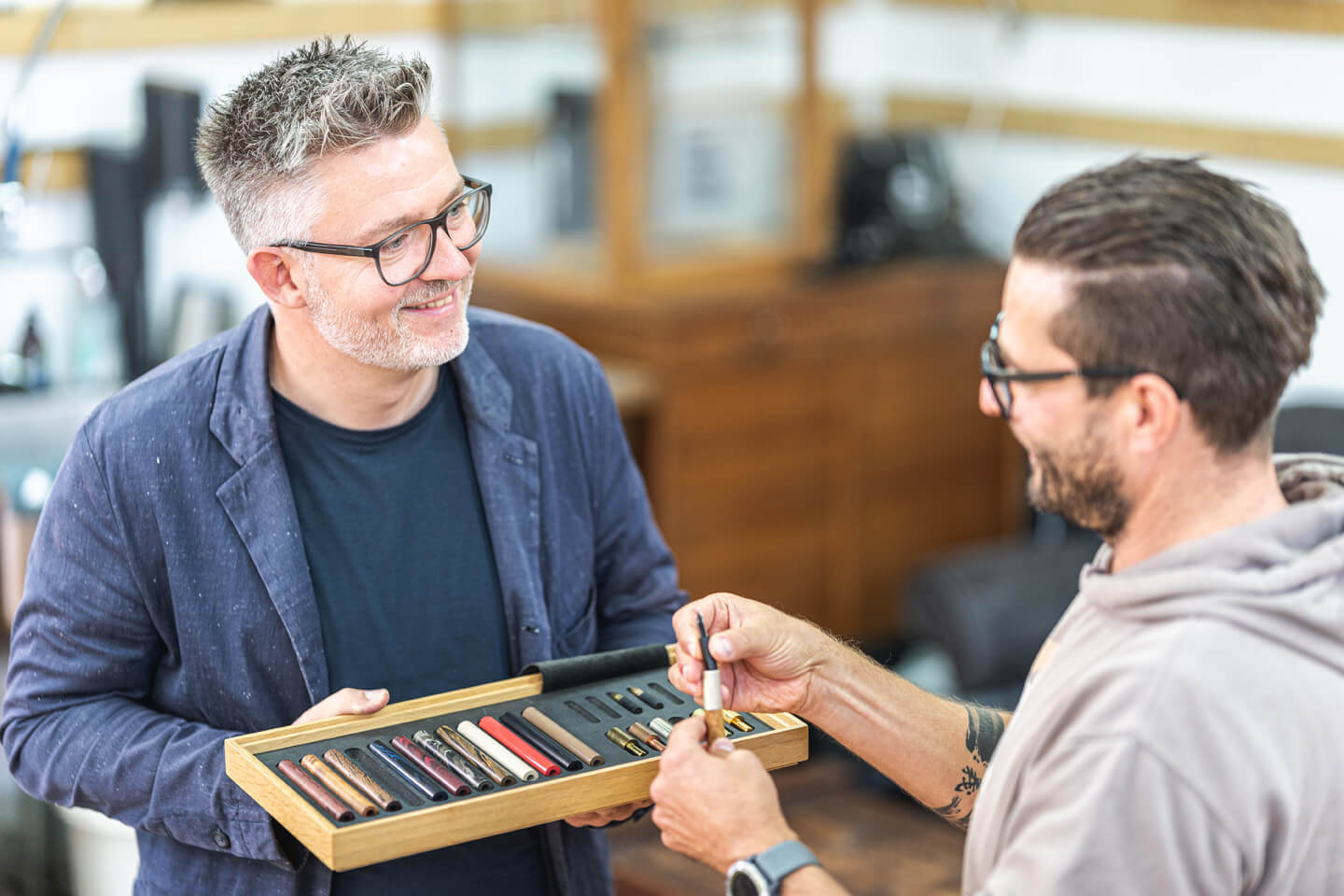 Frank Pressentin bespricht mit Kunden ein Schreibgerät. (Fotograf: Florian Läufer)