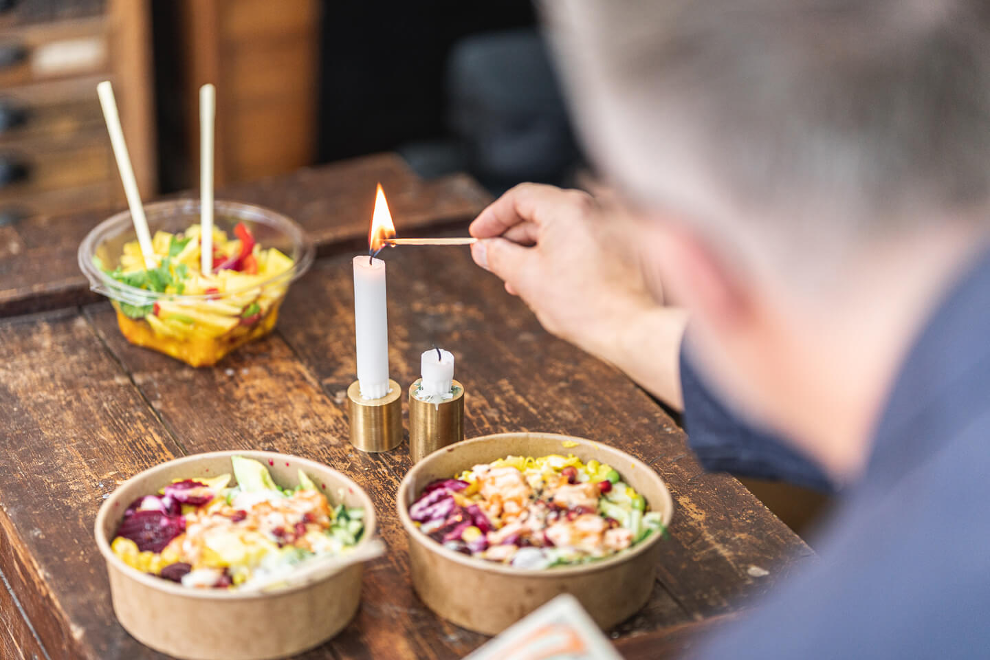 emeinsames Mittagessen mit Kerzenlicht