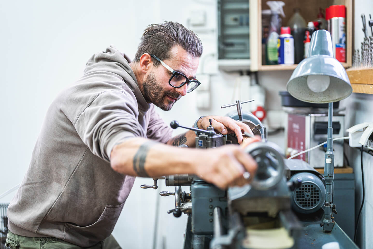 Kunde beim Workshop an der Drehbank