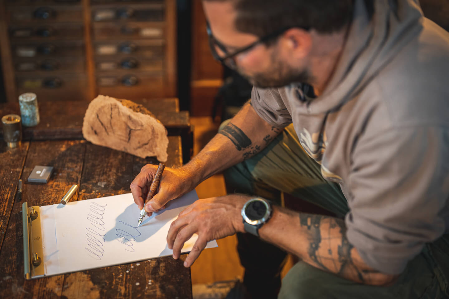 Kunde testet Schreibgerät