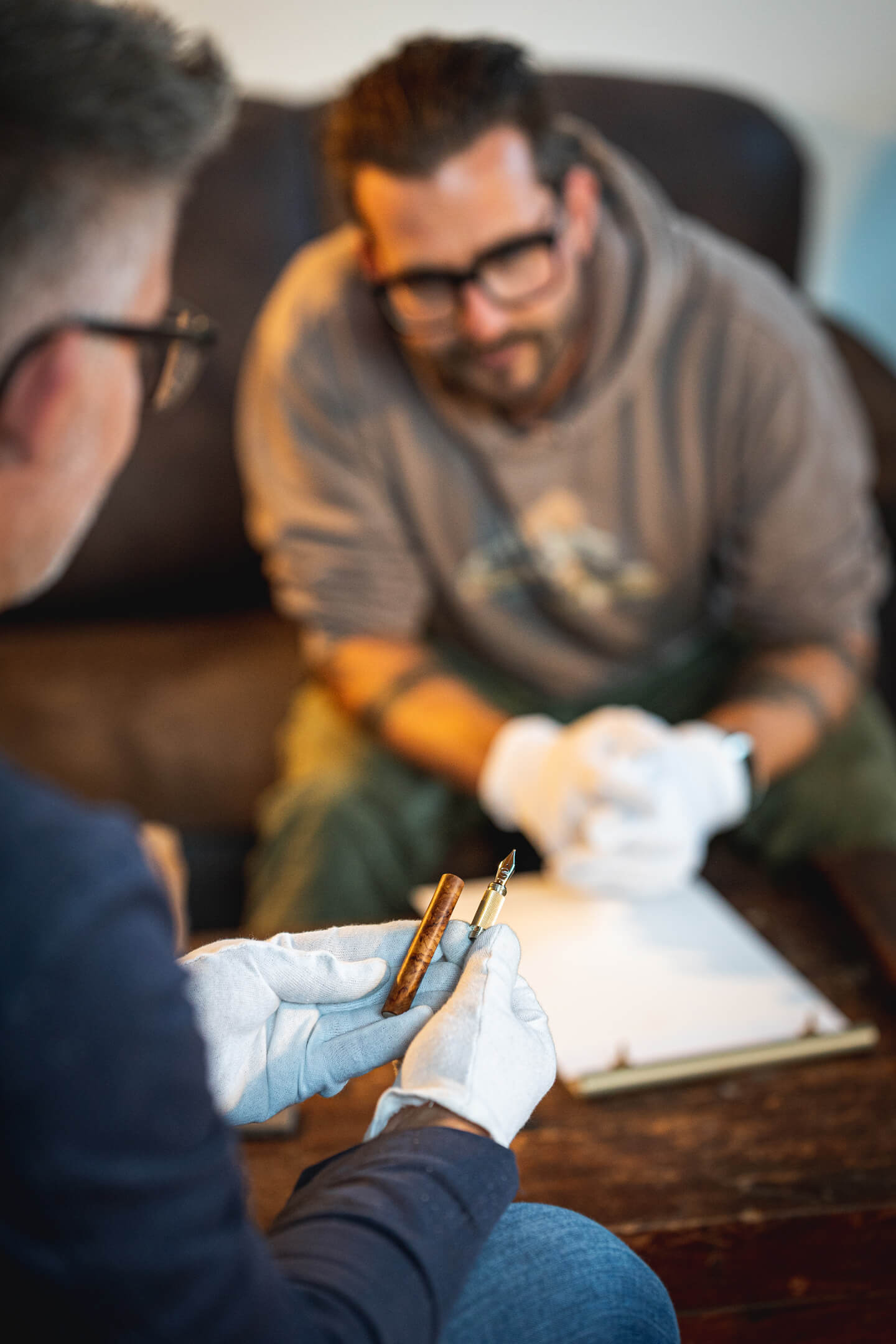 Über die Schulter fotografiert: Bespoke Kunsthandwerk