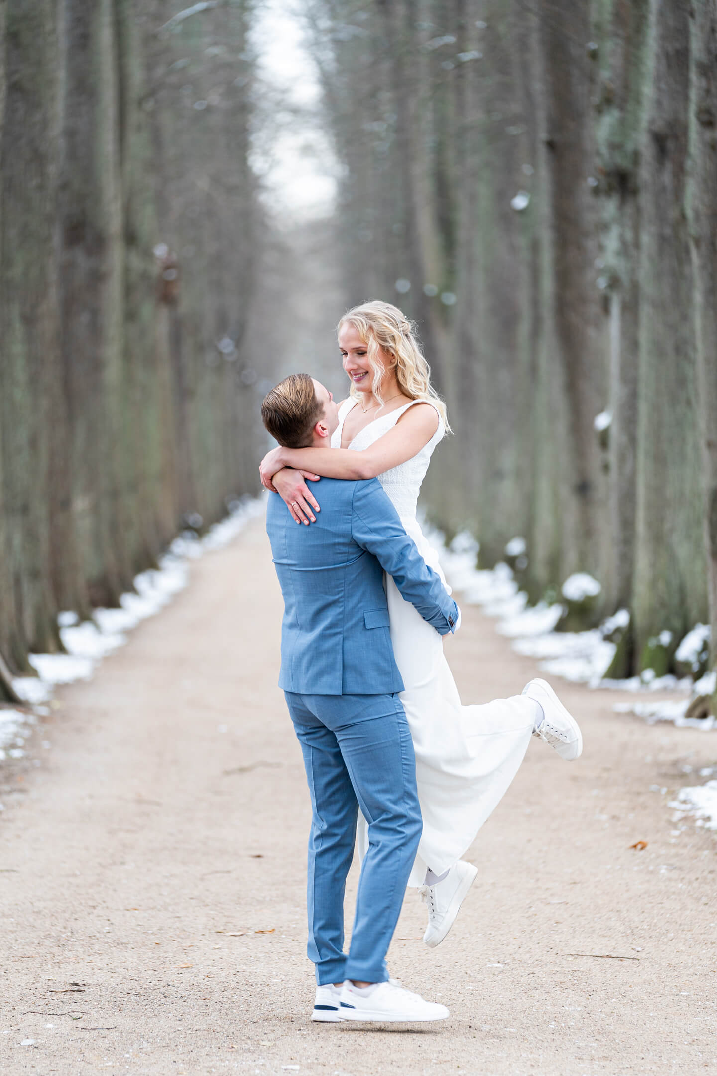 Winterliches Brautpaarshooting in der Baumallee beim Eutiner Schloss