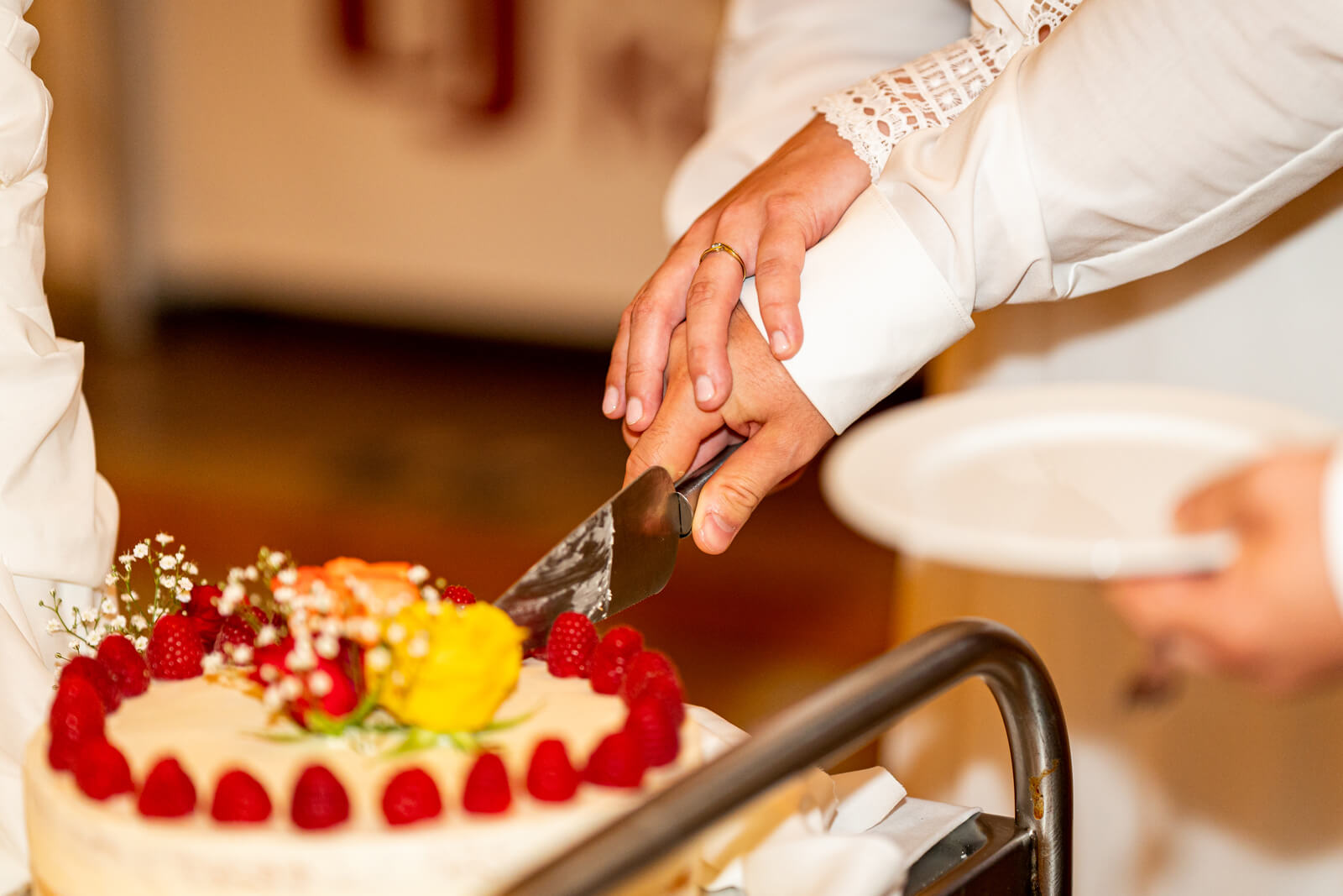 Detail - Anschnitt der Hochzeitstorte.