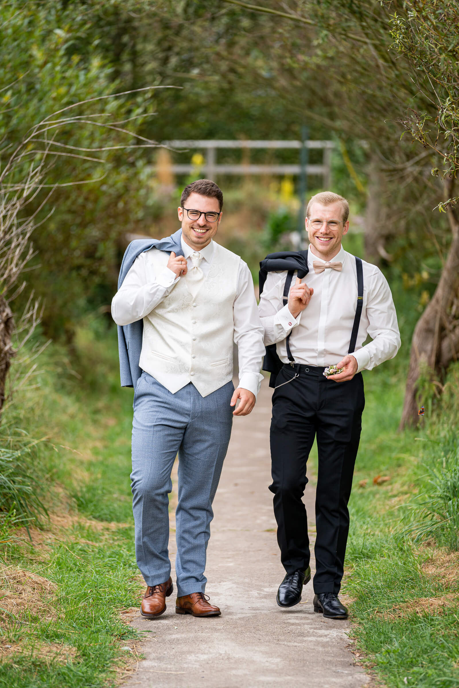 Bräutigam und Trauzeuge auf dem Weg zum First Look in Bad Bramstedt