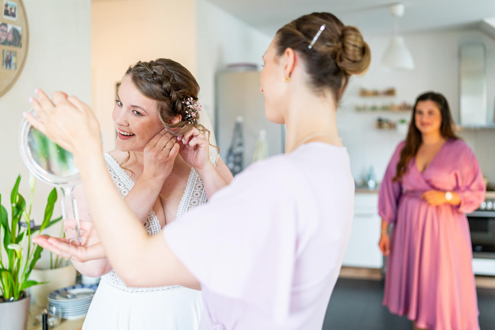 Braut beim Getting Ready kurz vor kirchliche Hochzeit in Bad Bramstedt.