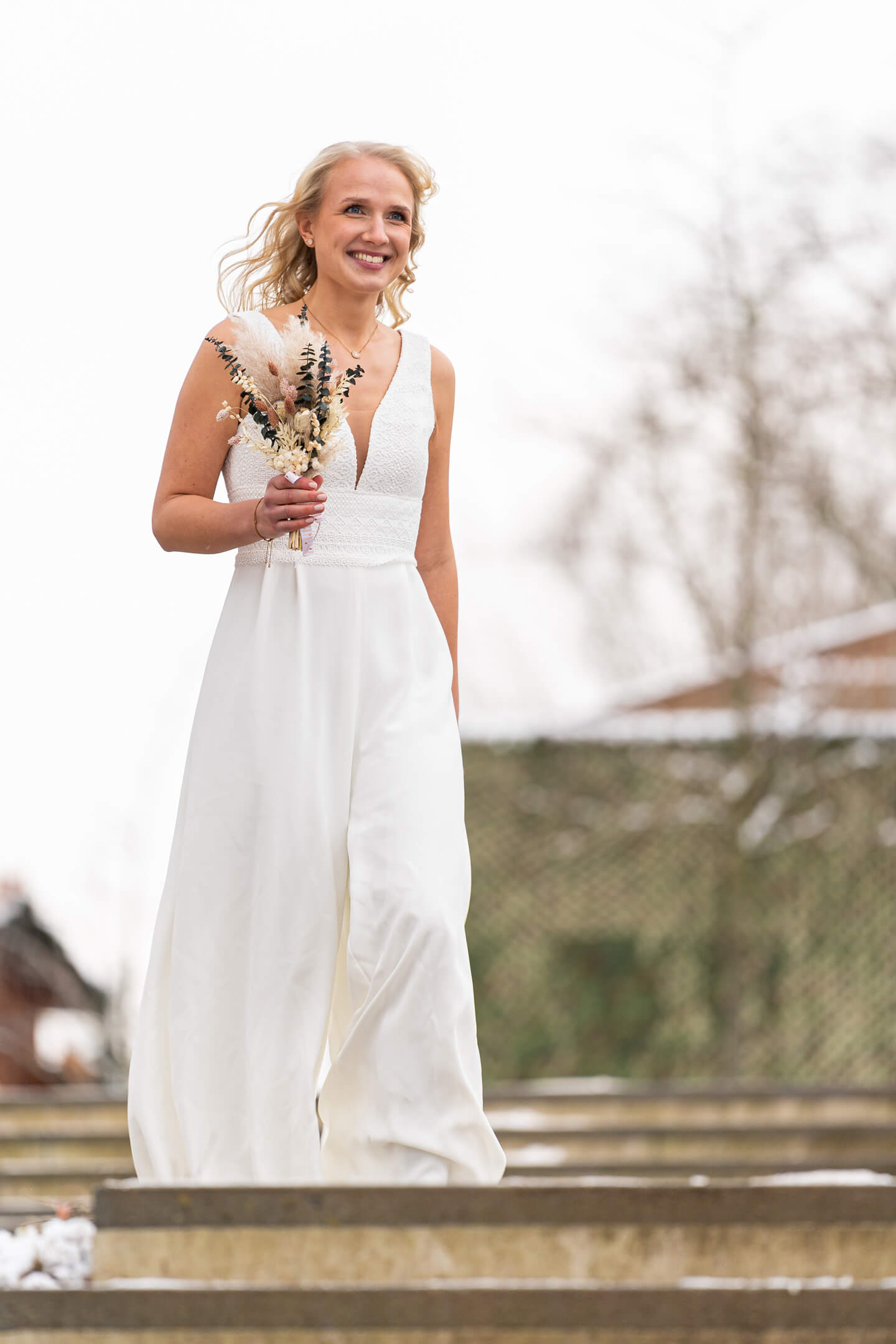 Braut auf dem Weg zum First Look im Winter
