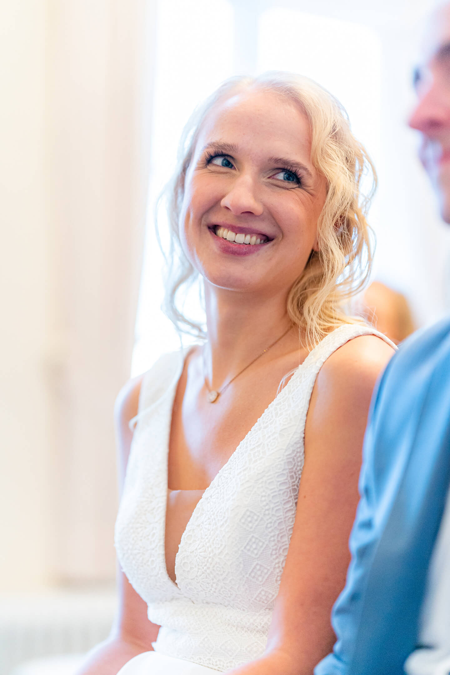 Braut blickt ihren Gatten im Standesamt Eutin an.