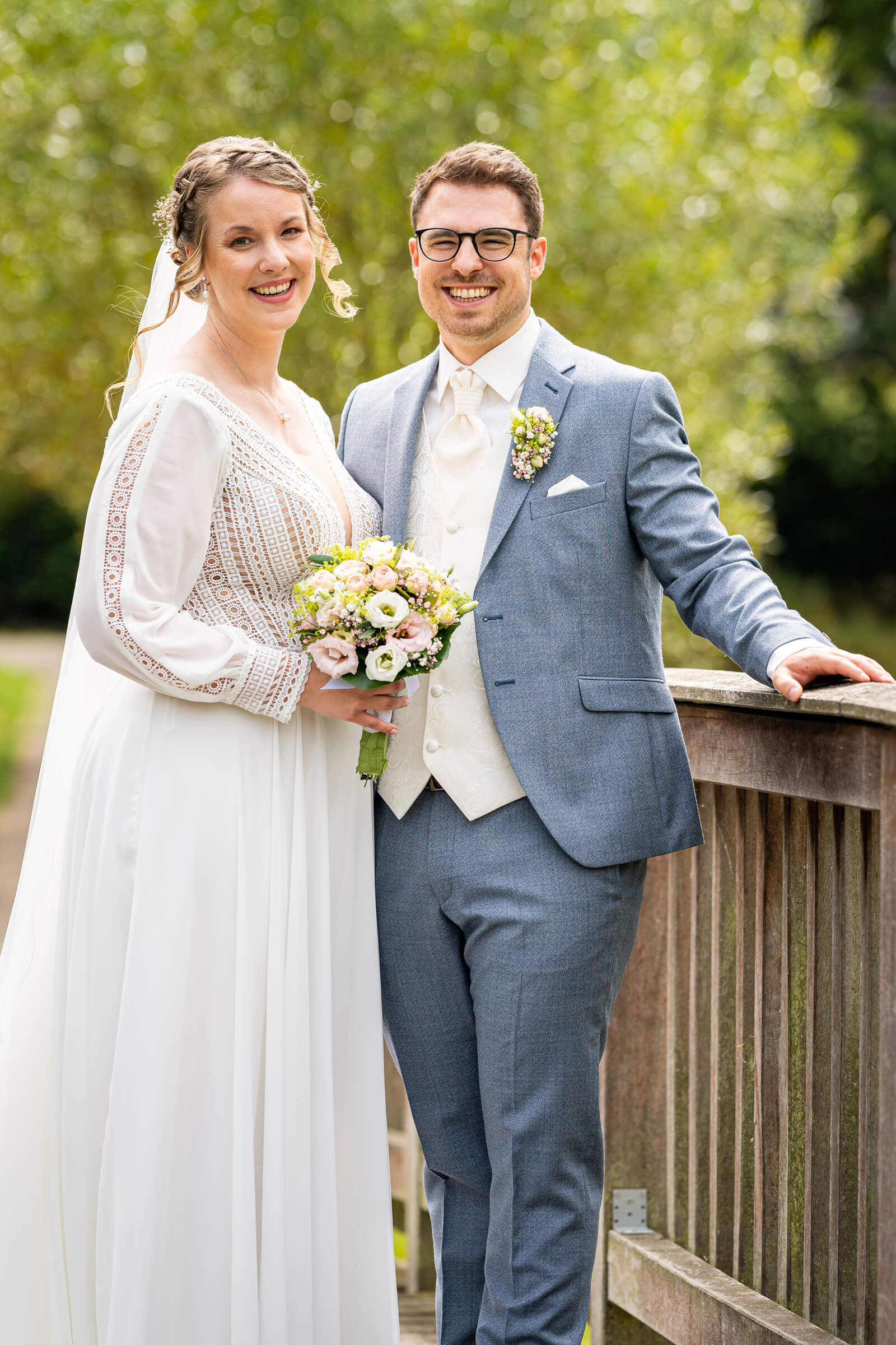 Klassisches Hochzeitsfoto auf einer kleinen Brücke in Bad Bramstedt.