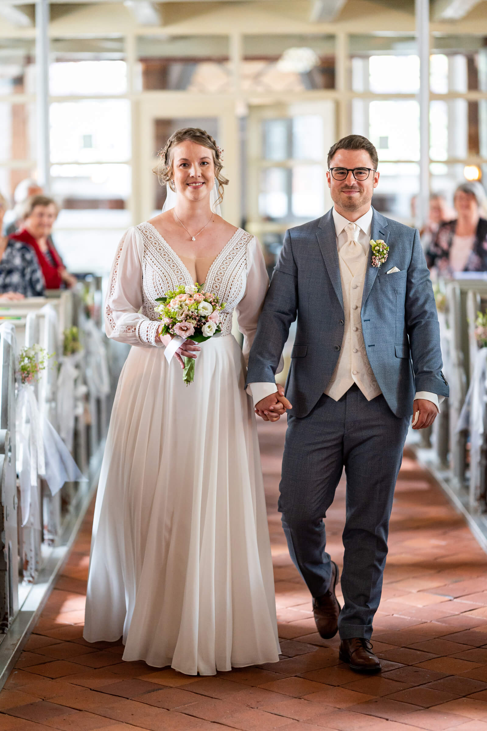 Einzug vom Hochzeitspaar in die Kirche