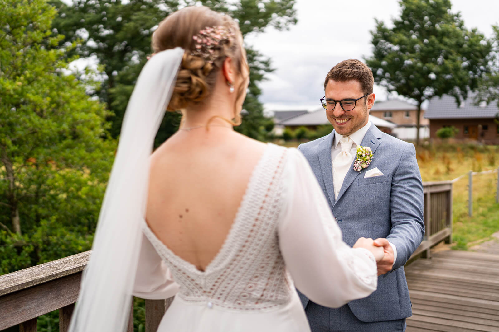 Bräutigam betrachtet seine Braut um Bautkleid