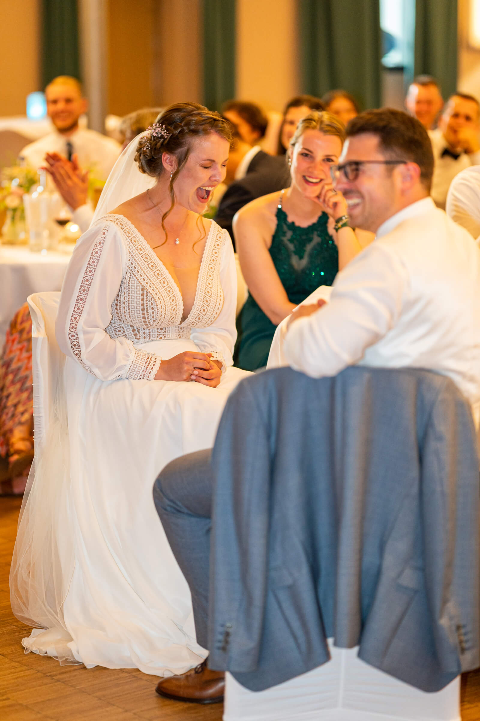 Ausgelassene Stimmung beim Hochzeitspaar.