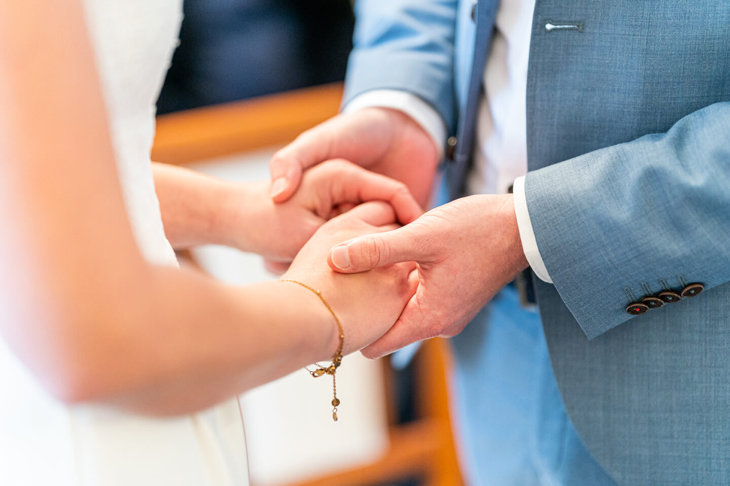 Hände halten beim Jawort