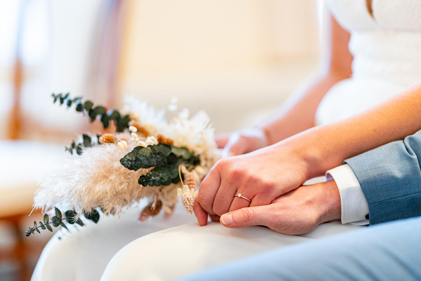 Brautpaar hält sich die Hände im Standesamt Eutin.