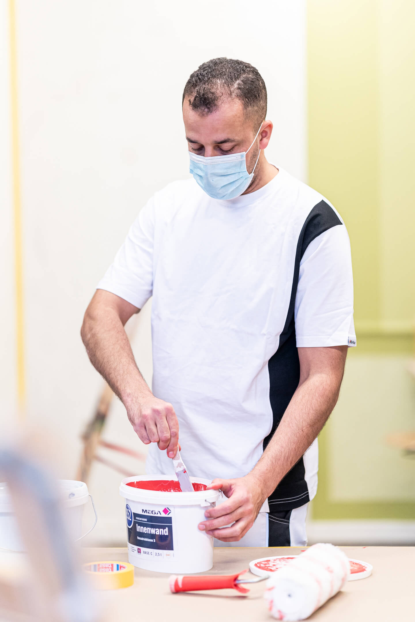 Maler beim Farbe anrühren