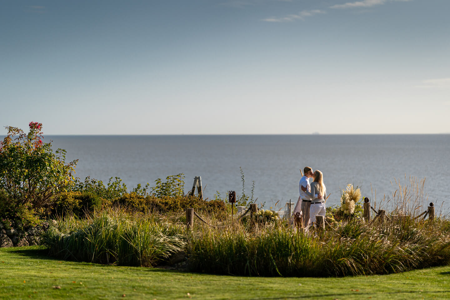Heiratsantrag an der Otsee - das Paar küsst sich