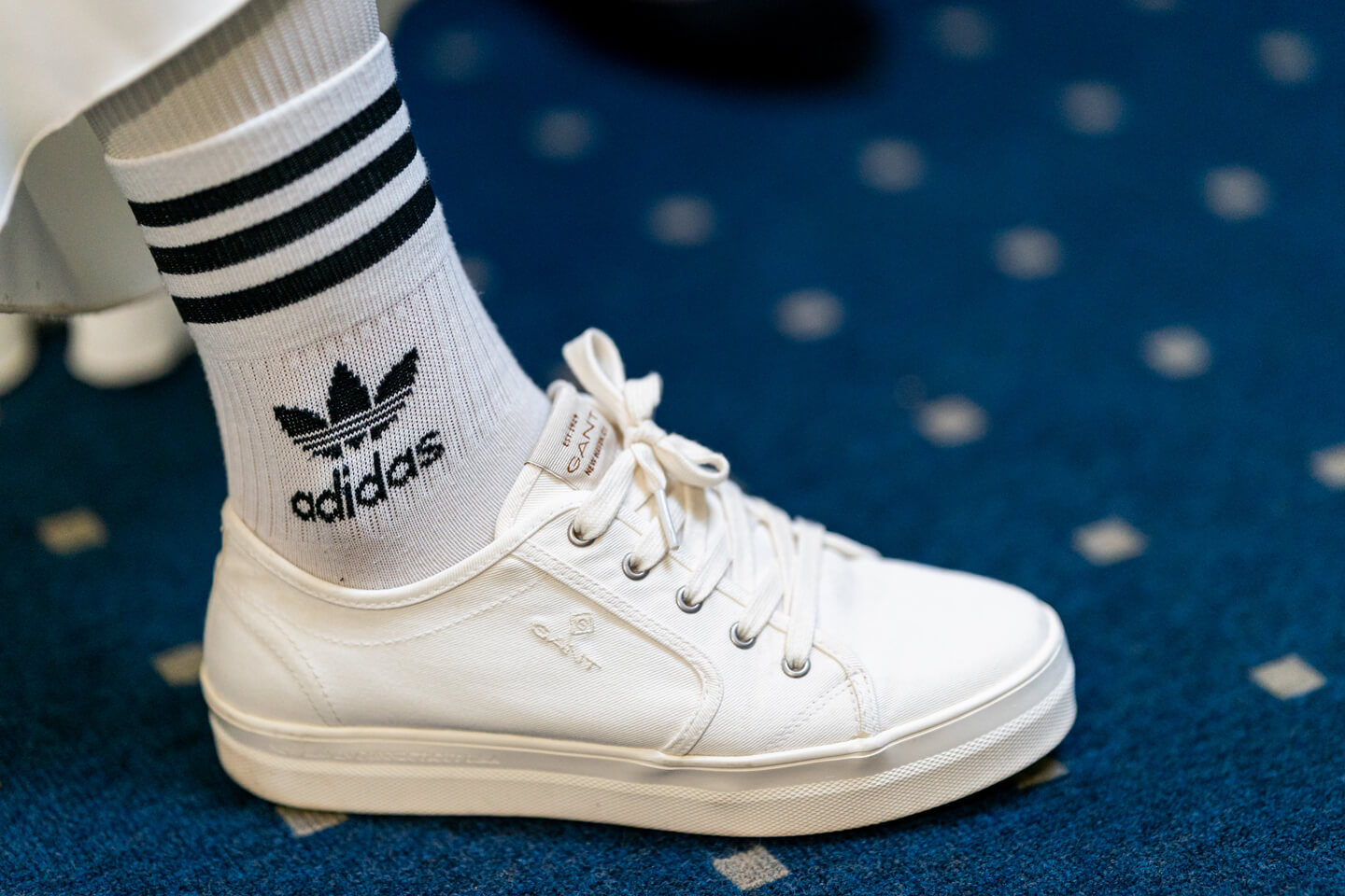 Sneaker zum Hochzeitskleid