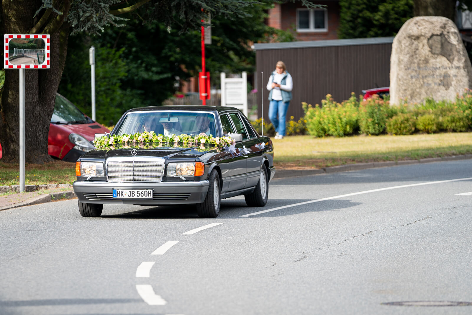 Das geschmückte Hochzeitsauto kommt.