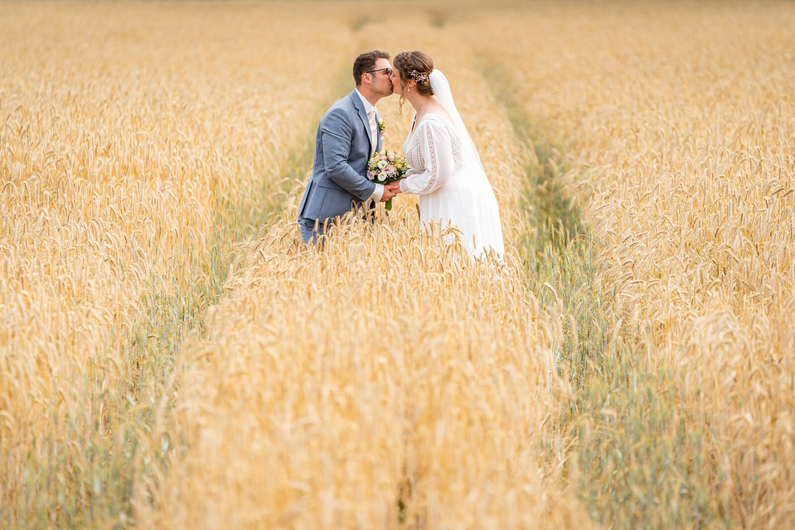 Hochzeitsfoto im Kornfeld.