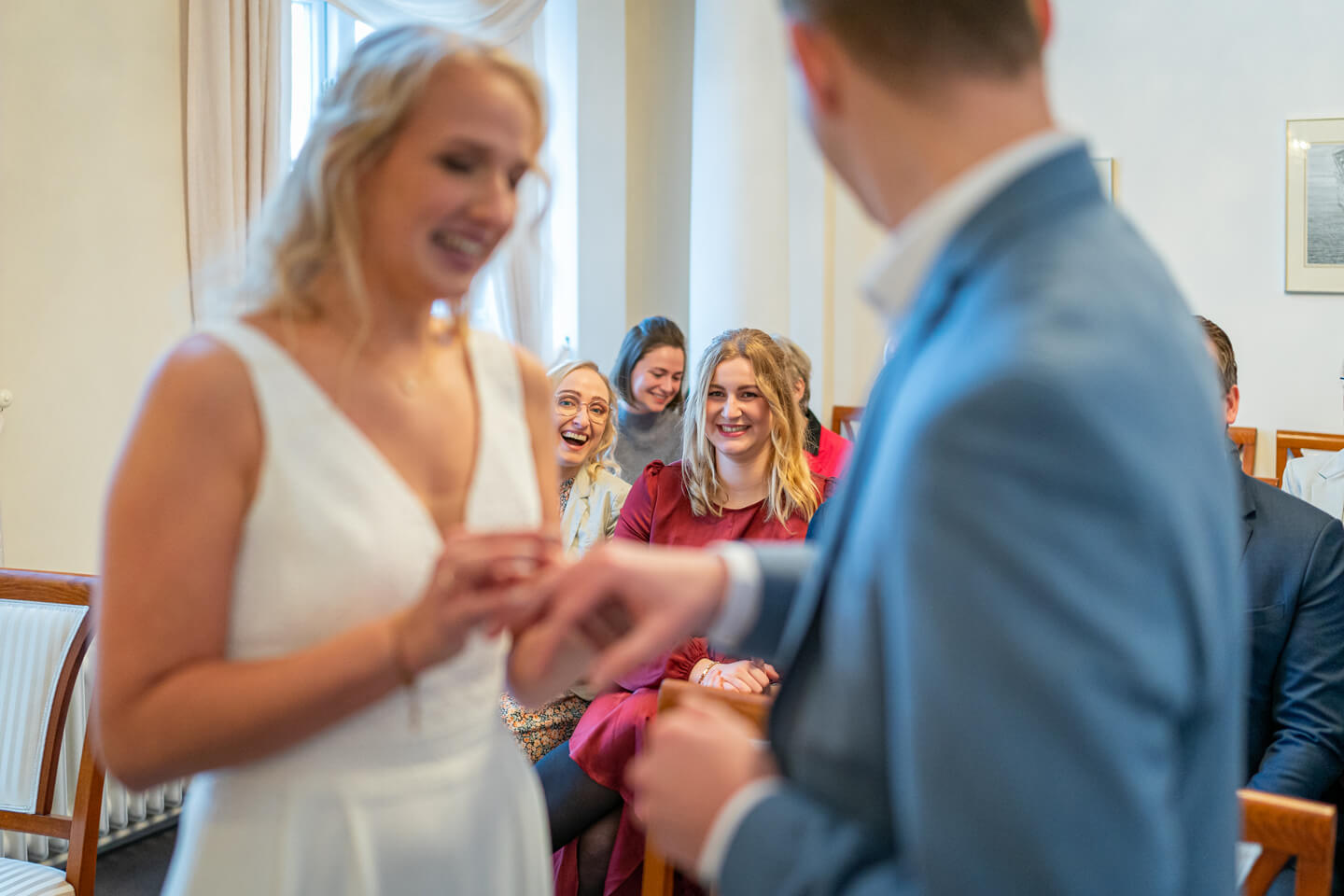 Hochzeitsgäste beim Aufstecken der Eheringe im Standesamt Eutin