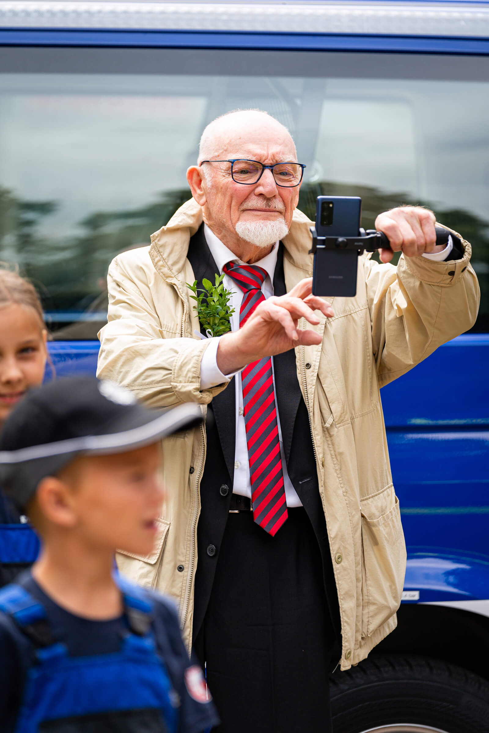 Hochzeitsgast mit Handy