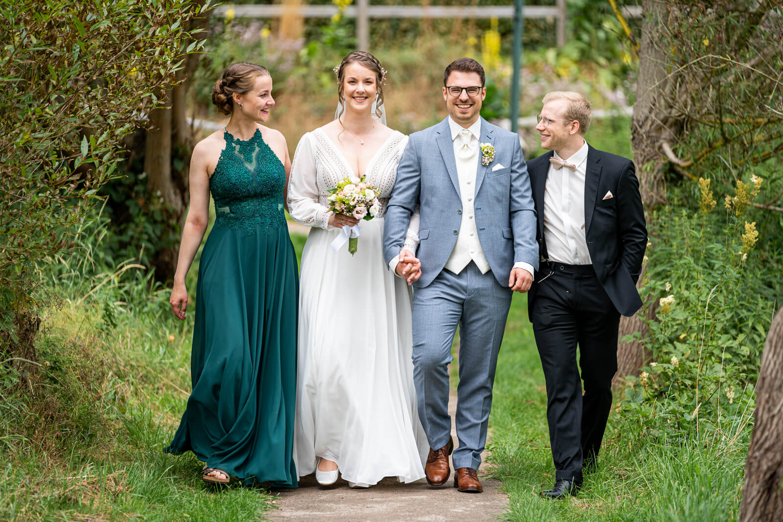 Hochzeitspaar mit Trauzeugen.