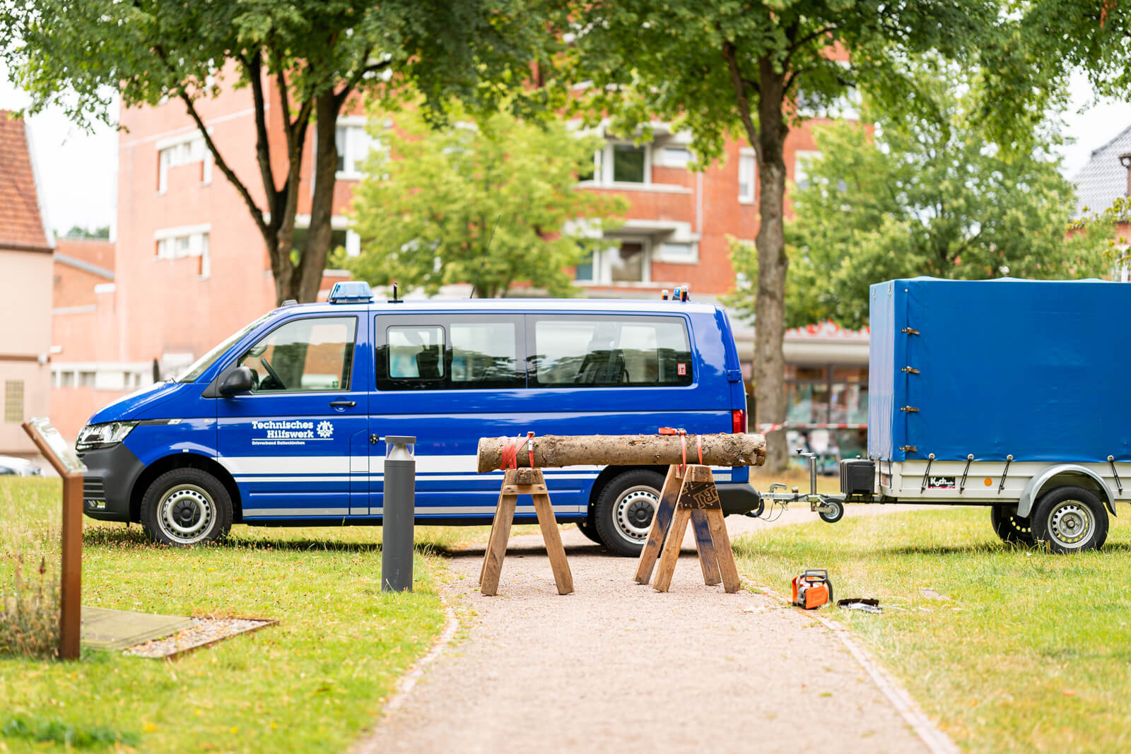 Baumstamm sägen THW