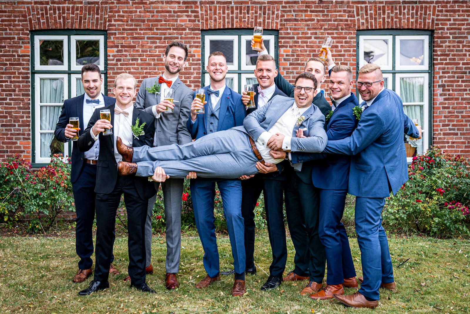 Bräutigam mit seinen Jungs beim Fototermin.