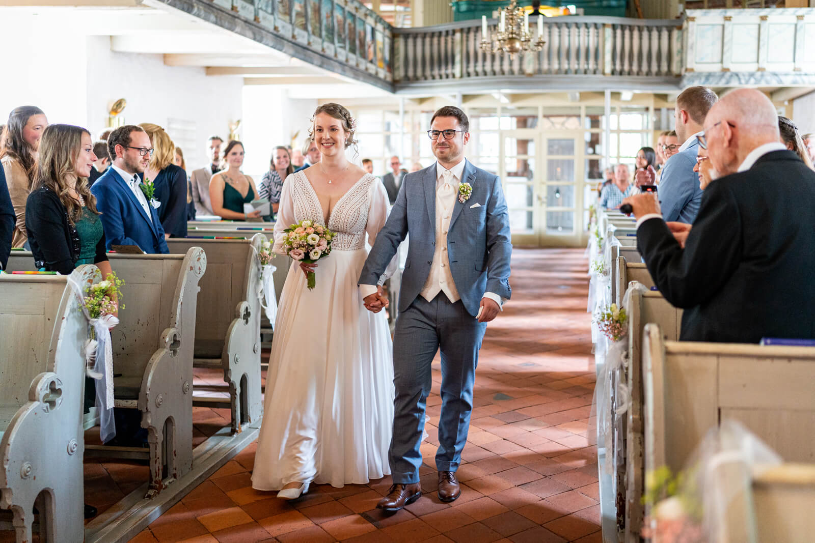 einzug vom Brautpaar in die Kirche.