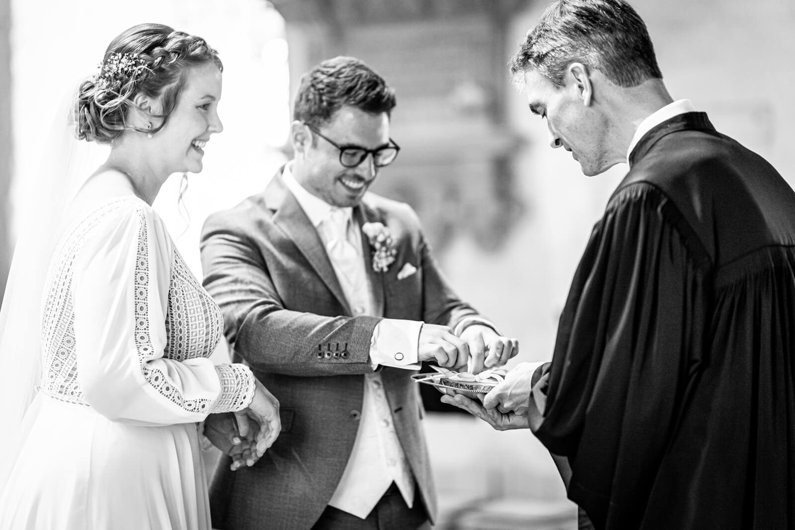 Der Ringtausch bei kirchliche Hochzeit in Bad Bramstedt.