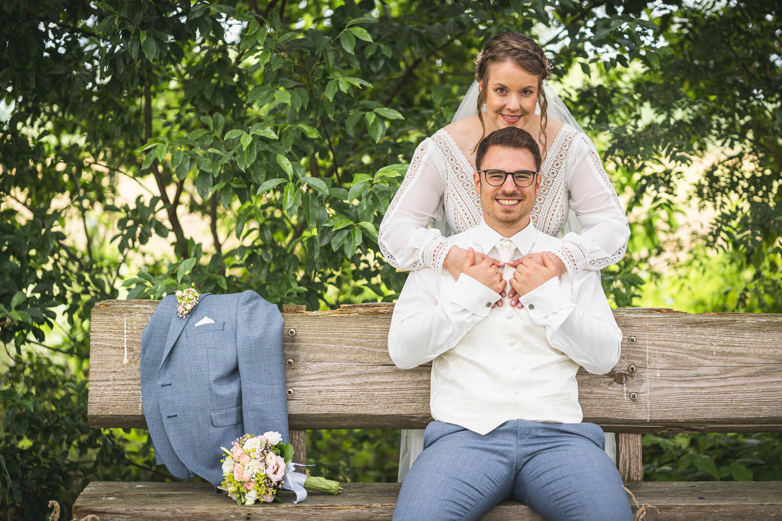 Paarshooting auf einer Holzbank im Umland von Bad Bramstedt