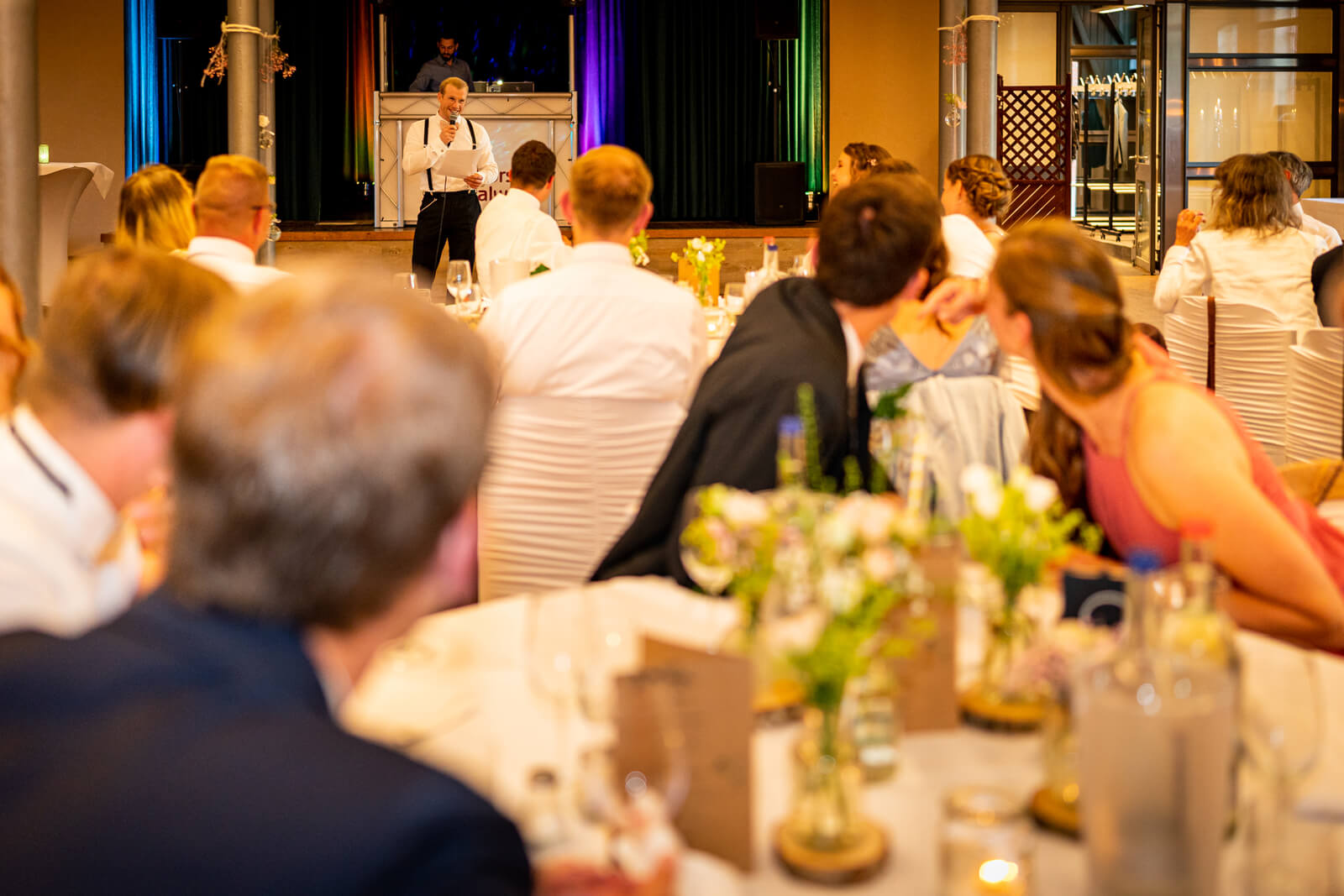 Trauzeuge hält eine Rede.