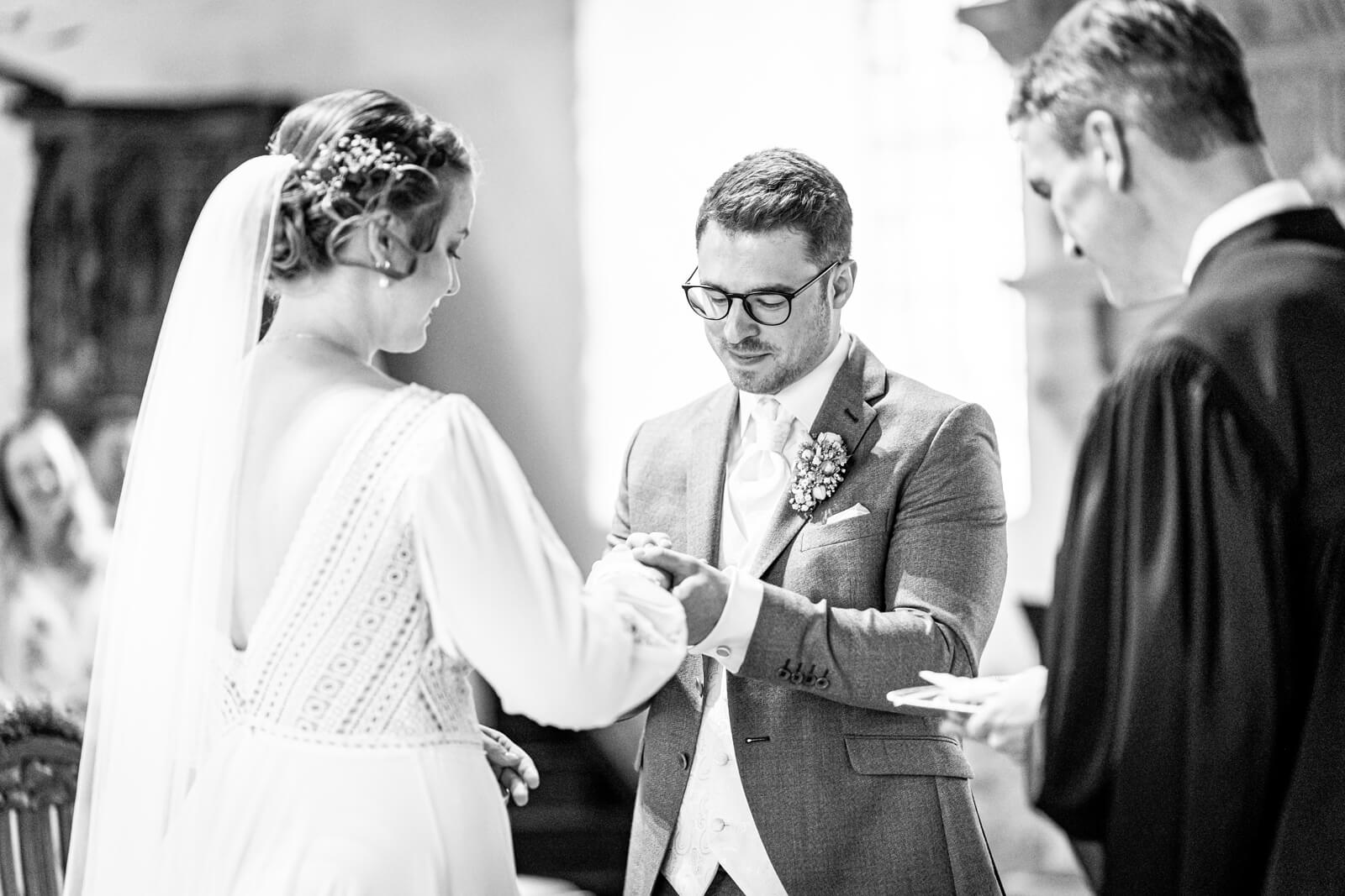 Ringtausch in der Kirche.