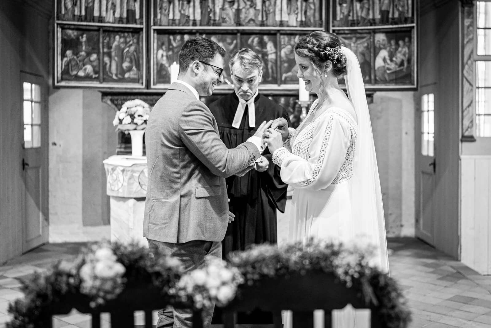 Ring aufstecken vor dem Altar. Fotograf: Forian Läufer aus Hamburg