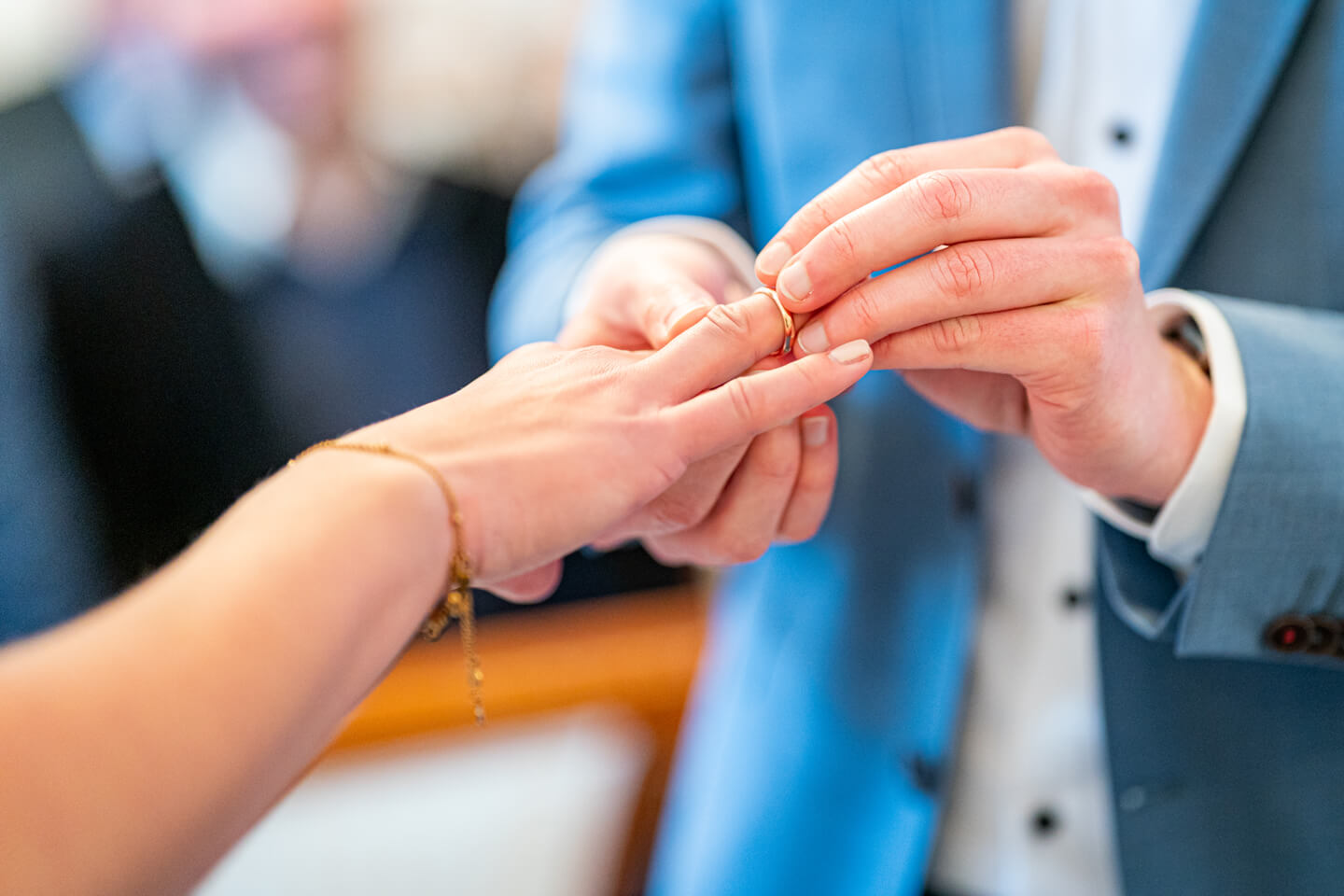 Aufstecken des Eherings im Standesamt Eutin