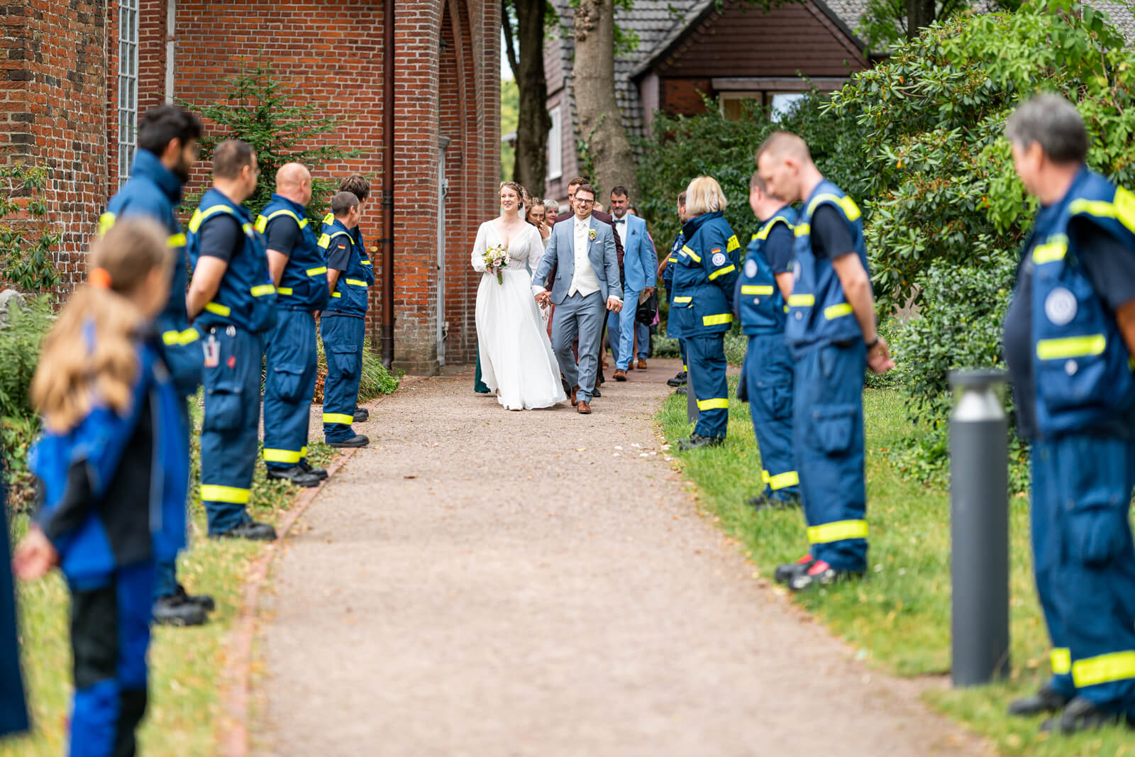 THW bildet Spaier bei kirchlicher Hochzeit.