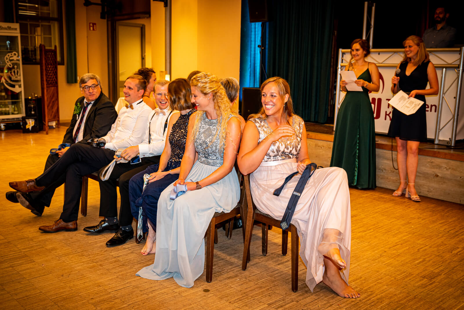 Stuhlspiel während Hochzeitsfeier