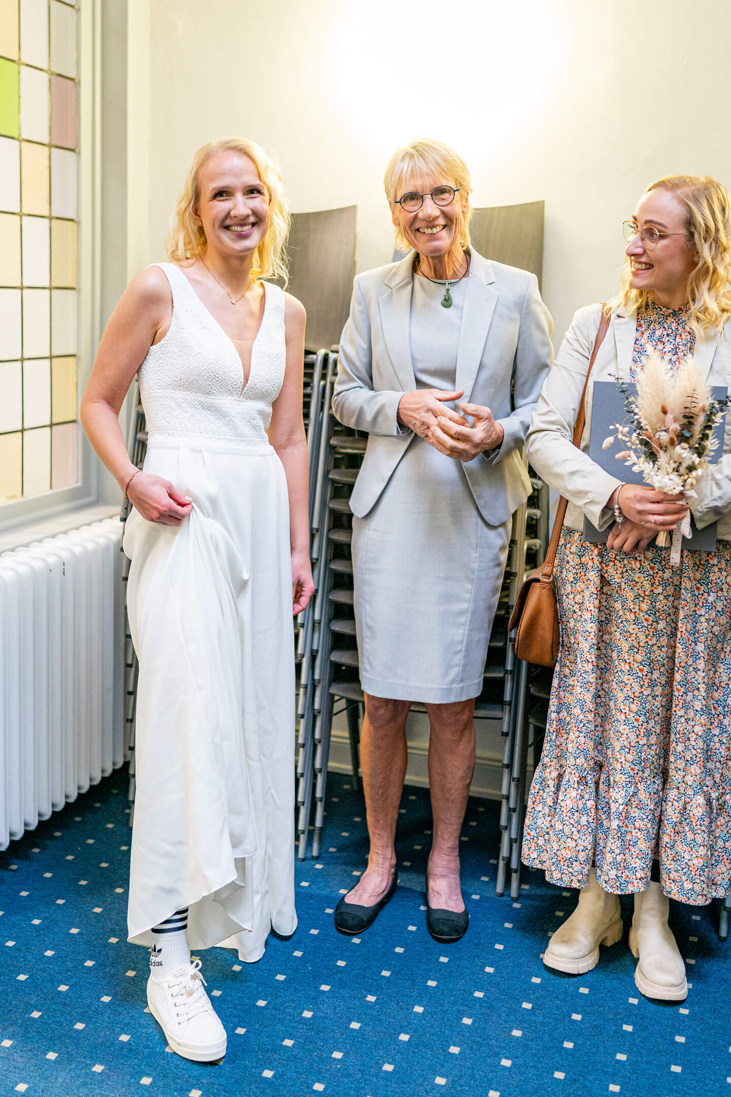 Brautmama, -schwester und Braut