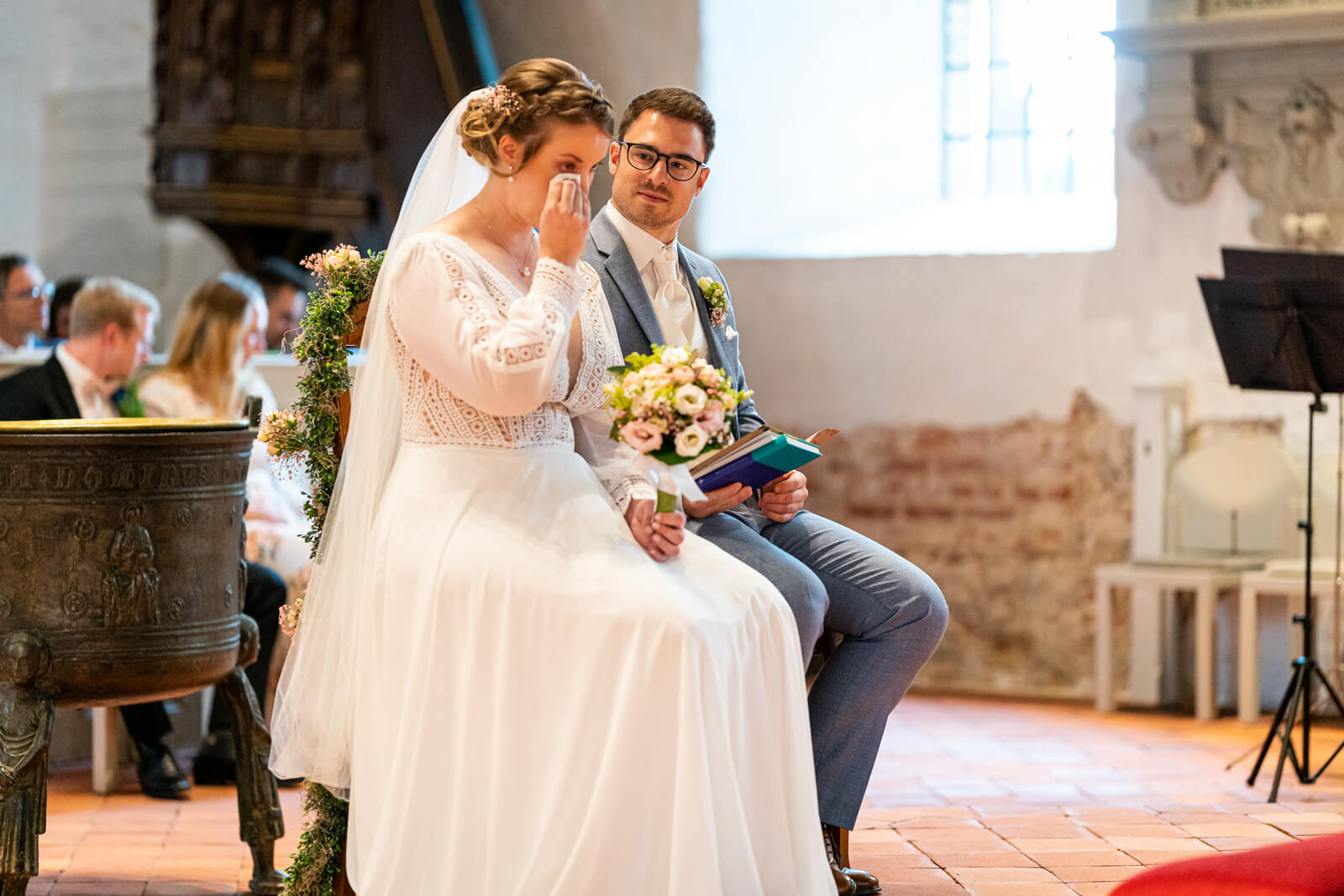 Kirchliche Hochzeit in bad Bramstedt. Braut tupft eine Träne weg.