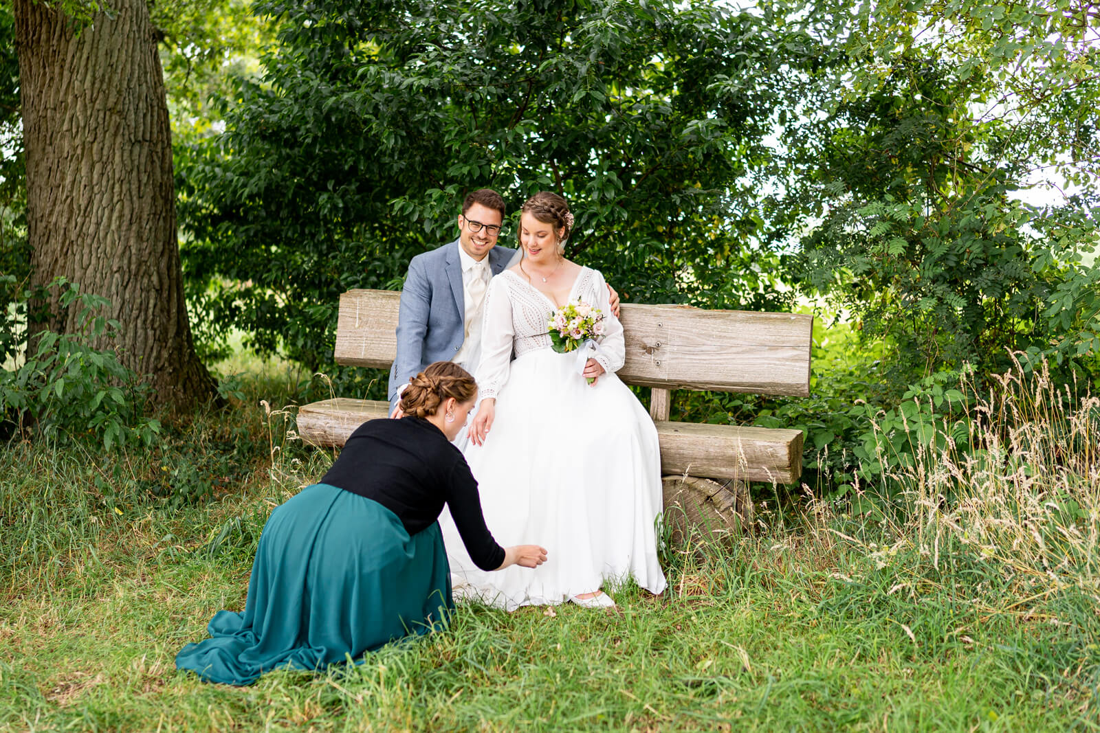 Trauzeugin - helfende Hand beim Brautpaar-Shooting.