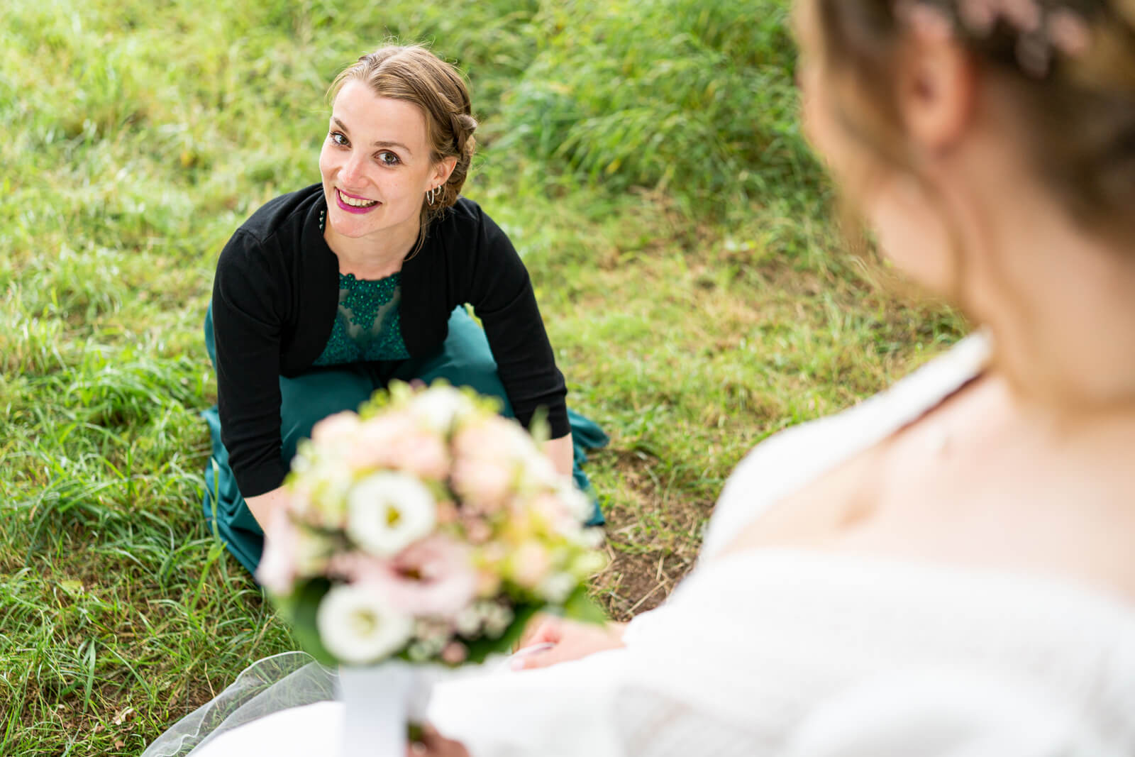 Trauzeugin hilft beim Fotoshooting mit dem Hochzeitsfotograf Florian Läufer.